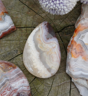 Achát krajkový vrtaný kámen