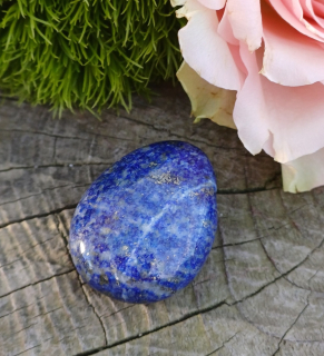Lapis lazuli vrtaný kámen