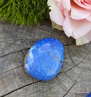 Lapis lazuli vrtaný kámen