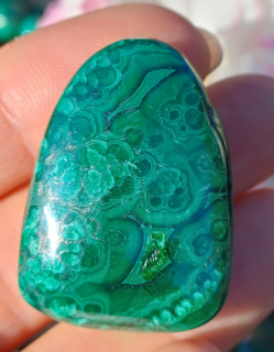 Malachit vrtaný kámen