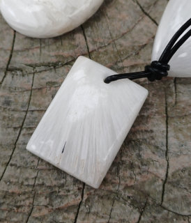 Skolecit přívešek obdélníček na kůži