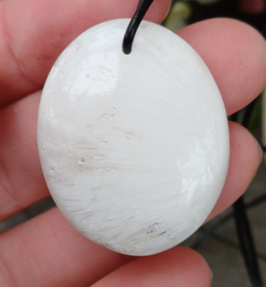 Skolecit přívešek na kůži