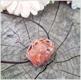 Karneol valounek na kůži