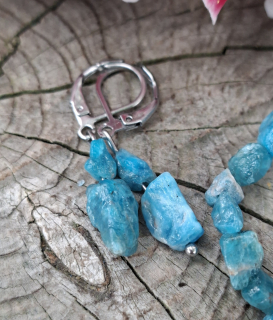 Apatit náušnice ze surových kamenů