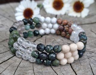 Náramek se zelenými kameny